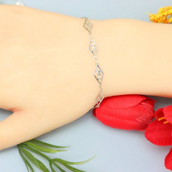 "Elegant & Trendy Bracelet, A Perfect Gift for Women, Thoughtful, EVCH1770 - Picture 1 of 10